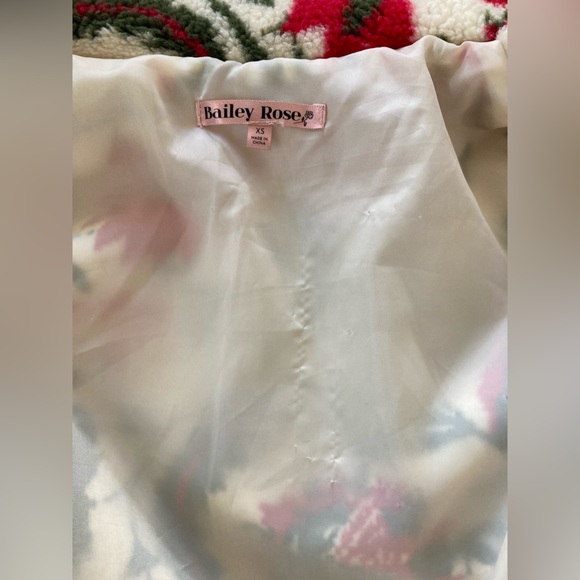 🎄Bailey Rose Green & Red Floral‎ Patterned White Fuzzy Jacket Christmas Festive - Picture 9 of 14